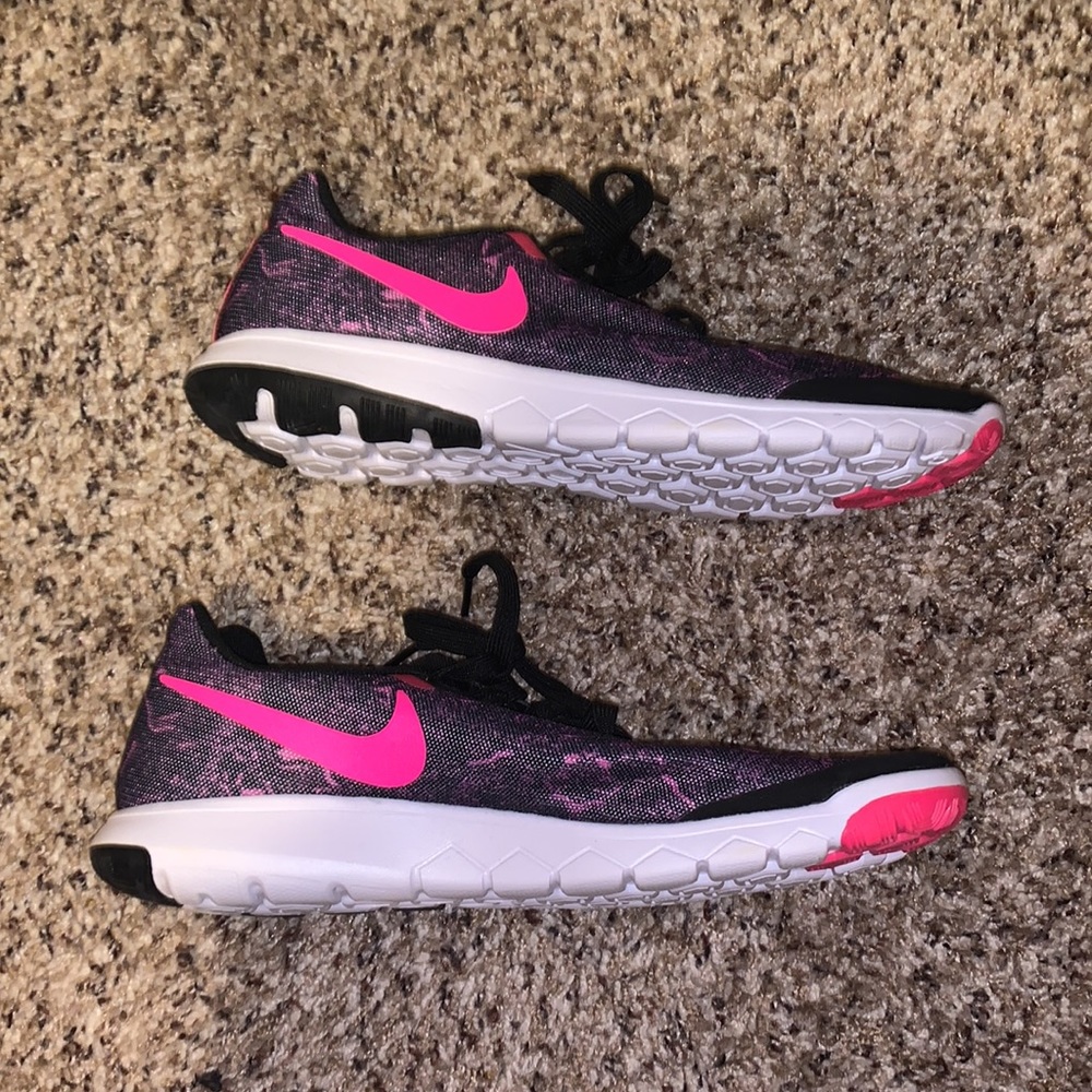 Like new Nike sneakers. - Picture 2 of 5